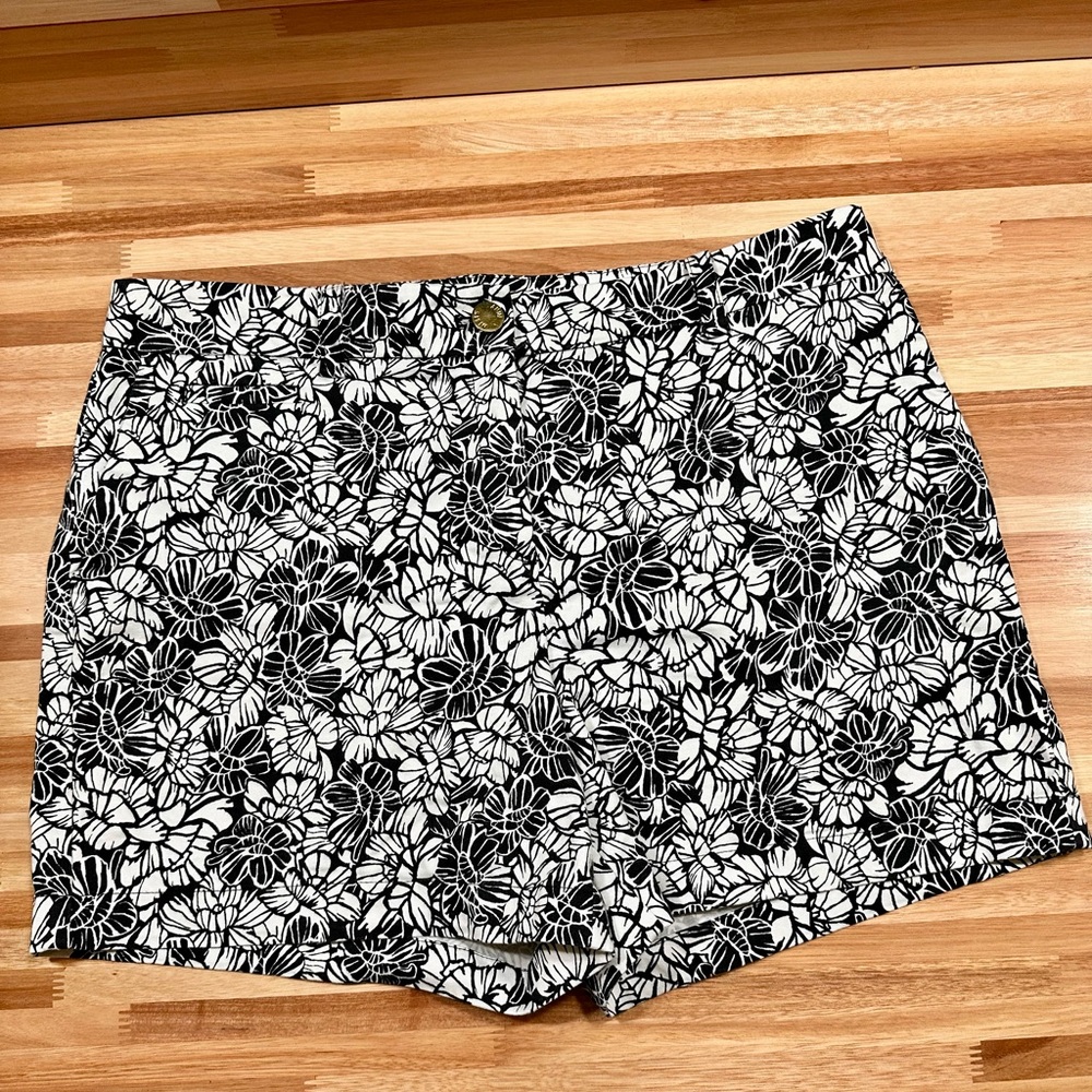 Anne Klein  Size 10 Floral Black and White Women's Shorts